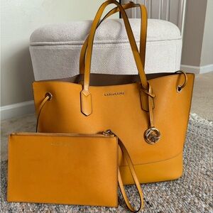 Micheal kors tote with wristlet